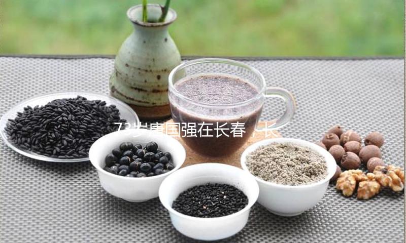 73岁唐国强在长春，长相几十年没变，但秃顶了，买帽子享高档待遇