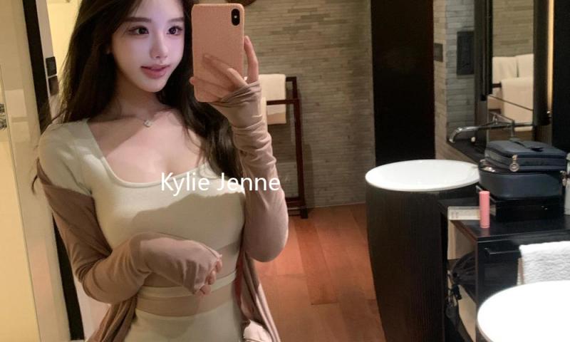 Kylie Jenner身穿粉丝比基尼尽显完美性感身段